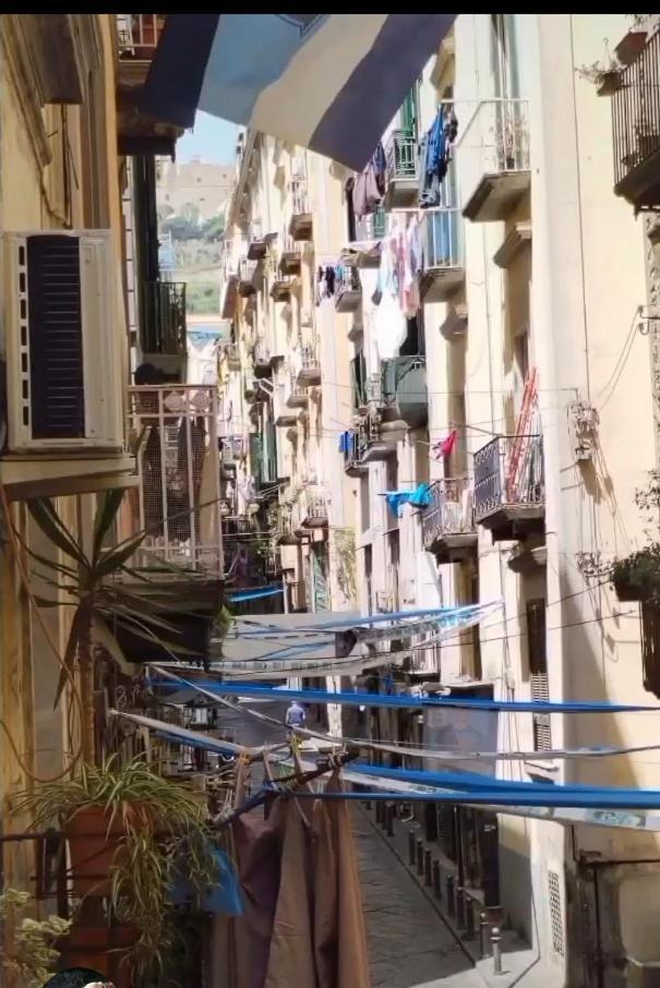 Casa Vacanza Al Centro Di Napoli A' Fenestrella 외부 사진